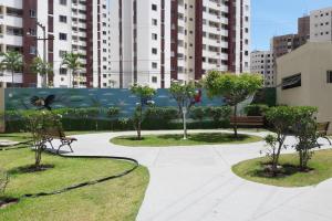 a park with benches and trees in a city at Ótimo apartamento, bem localizado in Aracaju +21 photos