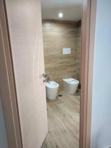 ein Badezimmer mit Toilette und Waschbecken in der Unterkunft Room Hera in Nola + 10 Fotos