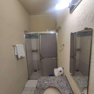 博尼圖的住宿－拉戈阿祖爾酒店，浴室配有淋浴间和卫生间。