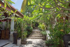 a garden with stairs and plants in a house at Ratu Cottage by OurStory Travels in Nusa Penida