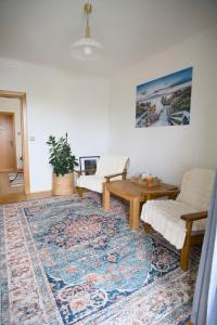 ein Wohnzimmer mit 2 Sofas und einem Teppich in der Unterkunft Aparment L&G in Spielberg