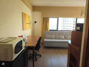 a living room with a couch and a table with a tv at Flat Borges Lagoa Vl Mariana Ibirapuera com garagem UH1007 in Sao Paulo