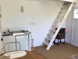 Fotografie z fotogalerie ubytování Petite dépendance comme la cabine d’un bateau. v destinaci Saint-Armel