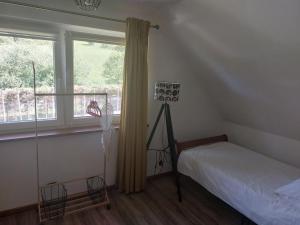 Habitación pequeña con cama y ventana en Nad Potokiem en Grąziowa