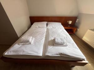 Postel nebo postele na pokoji v ubytování neVINNÉ Apartmány