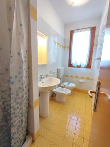 a bathroom with a sink and a toilet at Le Briccole in Cavallino-Treporti