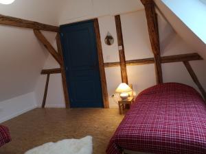 a room with a blue door in a attic at Au 19 de Lina in Hoerdt