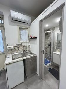 a kitchen with a sink and a shower at Sermoneta10 in Naples