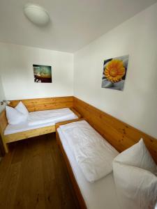 Letto o letti in una camera di Gästehaus Gastl