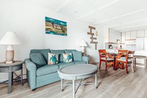 un soggiorno con divano e tavolo di Banyan Harbor Resort a Lihue
