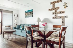 Banyan Harbor Resort في ليهو: غرفة معيشة مع طاولة وأريكة زرقاء