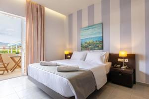 1 dormitorio con 1 cama grande y balcón en Agrilia Hotel Adults Only, en Laganas