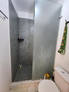 bagno con doccia e servizi igienici di Jamiitown Homes a Kilifi