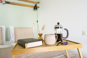 un tavolo con una macchinetta del caffè e libri sopra di Hygge Home in Rovaniemi, free parking and Netflix a Rovaniemi