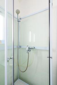 El baño incluye ducha de cristal con manguera. en Hygge Home in Rovaniemi, free parking and Netflix en Rovaniemi
