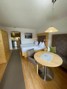 una camera d'albergo con un letto e un tavolo di Gästehaus Gastl a Mieming