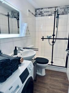 ein weißes Bad mit einem WC und einem Waschbecken in der Unterkunft Apartment 360 Grad mit direktem Blick aufs Schloss in Steinfurt
