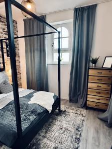 ein Schlafzimmer mit einem Etagenbett und einer Kommode in der Unterkunft Apartment 360 Grad mit direktem Blick aufs Schloss in Steinfurt