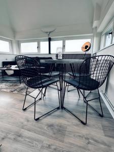 ein Esszimmer mit einem Tisch und 4 Stühlen in der Unterkunft Apartment 360 Grad mit direktem Blick aufs Schloss in Steinfurt