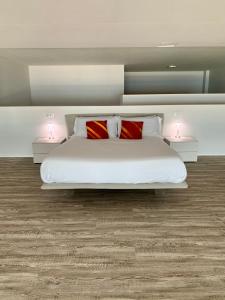 Llit o llits en una habitació de Panorama Loft Apartments