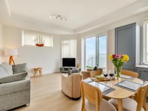ein Wohnzimmer mit einem Tisch und einem Sofa in der Unterkunft 7 Vista Apartments in Paignton