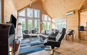 - un salon avec un canapé et des fauteuils en cuir dans l'établissement Lovely Home In Hemmet With Wifi, à Hemmet