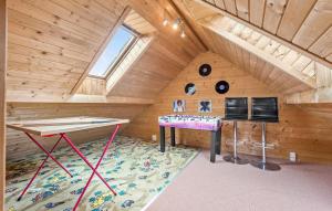 Cette chambre mansardée comprend un bureau. dans l'établissement Three-Bedroom Holiday Home In Hemmet, à Hemmet 17 autres photos