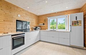 une cuisine avec des armoires blanches et une fenêtre dans l'établissement Three-Bedroom Holiday Home In Hemmet, à Hemmet