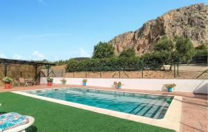 una piscina con una montaña en el fondo en Gorgeous Home In Caete La Real With Private Swimming Pool, Can Be Inside Or Outside, en Cañete la Real