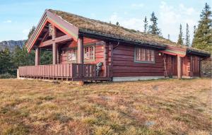 uma cabana de madeira com um telhado de relva num campo em Stunning Home In Svingvoll With House A Mountain View em Svingvoll