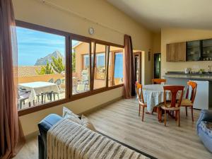 een woonkamer met een tafel en een keuken met uitzicht bij La AMISTAD Apartamento en Chalet con piscina compartida in Calpe