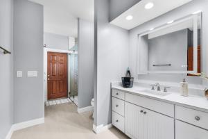 Vannituba majutusasutuses Spacious Oceanfront Home Close to TPC and St Augustine - Immediate Availability