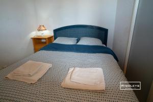 Ένα ή περισσότερα κρεβάτια σε δωμάτιο στο Appartement climatisé à 100m de la plage +10 φωτογραφίες