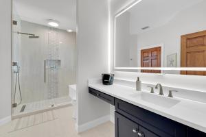 Vannituba majutusasutuses Spacious Oceanfront Home Close to TPC and St Augustine - Immediate Availability