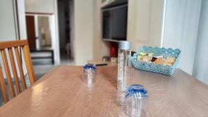 une table avec une bouteille d'eau et un panier dessus dans l'établissement "Due Gradini" Apartment, à Côme