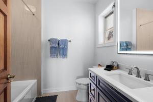 Vannituba majutusasutuses Spacious Oceanfront Home Close to TPC and St Augustine - Immediate Availability
