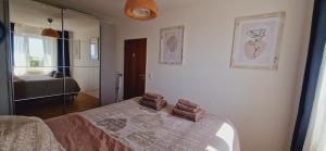 Postel nebo postele na pokoji v ubytování Fully equipped two-room apartment with balcony