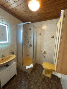 Koupelna v ubytování Gästehaus Gastl + 37 fotografií