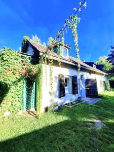 an old house with ivy on the side of it at Zielona Samotnia in Czaplinek