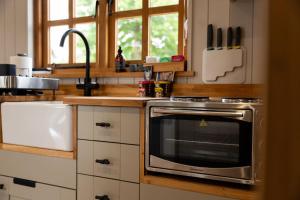 Gambar di galeri bagi Driftwood & Hot Tub di Fort William