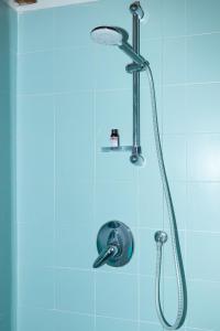 łazienka z prysznicem z głowicą prysznicową w obiekcie Verona Nest w Weronie