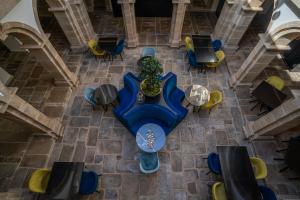 eine Aussicht über einen Tisch und Stühle in der Unterkunft Convento do Seixo Boutique Hotel & Spa in Fundão