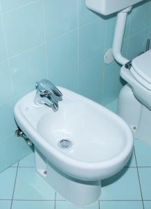 łazienka z białą umywalką i toaletą w obiekcie Verona Nest w Weronie