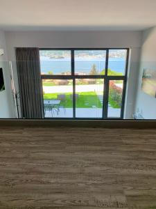 uma sala de estar com vista para o oceano em Panorama Loft Apartments em Stresa