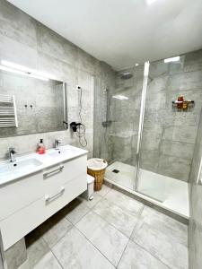 Ένα μπάνιο στο Appartement en centre-ville