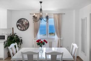 Kuchyň nebo kuchyňský kout v ubytování Villa with Sea View
