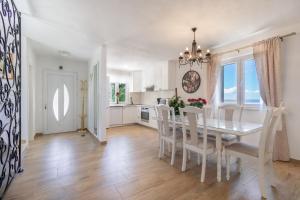 Kuchyň nebo kuchyňský kout v ubytování Villa with Sea View