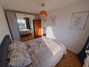 Postel nebo postele na pokoji v ubytování Fully equipped two-room apartment with balcony