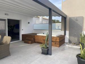 Un balcón o terraza de Iceberg Suite with Jacuzzi