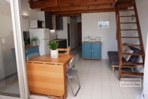 Η κουζίνα ή μικρή κουζίνα στο Appartement climatisé à 100m de la plage